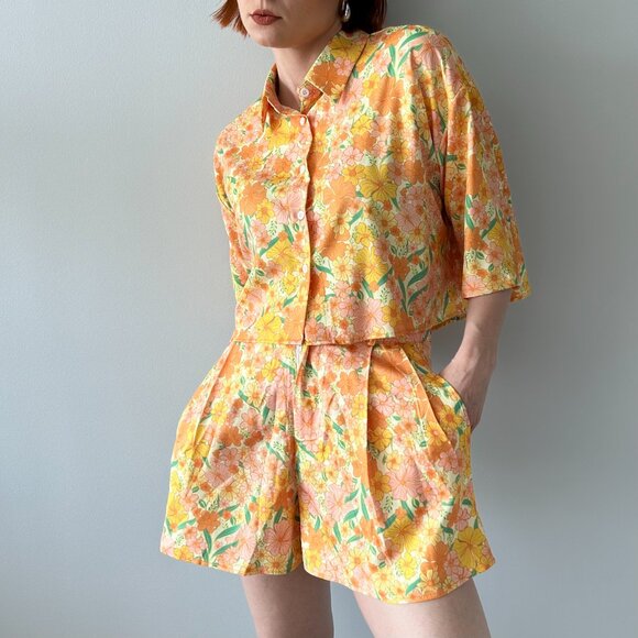 Lot of 2: Shorts And Crop Top Sets: Faces & Floral Patterns - Picture 3 of 8